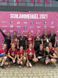 Das Team der Kleintierklinik in Ludwigsburg-Oßweil beim „Muddy Angel Run“ 2021